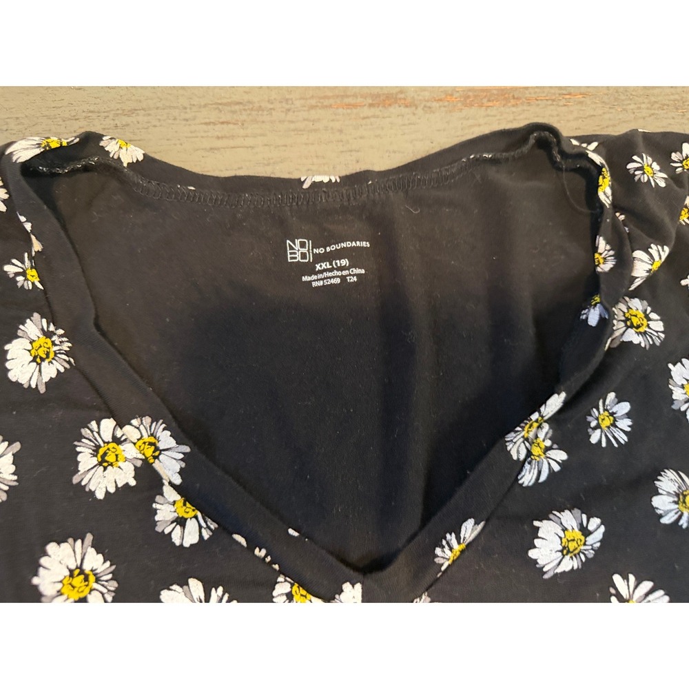 No Boundaries Womens XXL Black Daisy Floral V-Neck Front Knot Tie  Tee - Picture 2 of 3